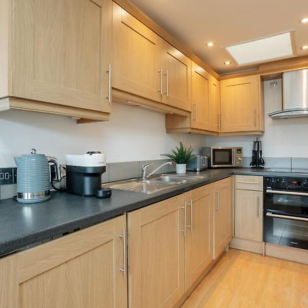 Starhost Residences - Central 3 Bed Apartment At Regents Court, Newbury ニューベリー エクステリア 写真