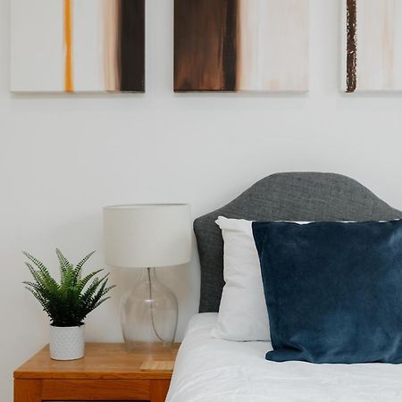 Starhost Residences - Central 3 Bed Apartment At Regents Court, Newbury エクステリア 写真