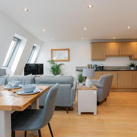 Starhost Residences - Central 3 Bed Apartment At Regents Court, Newbury エクステリア 写真