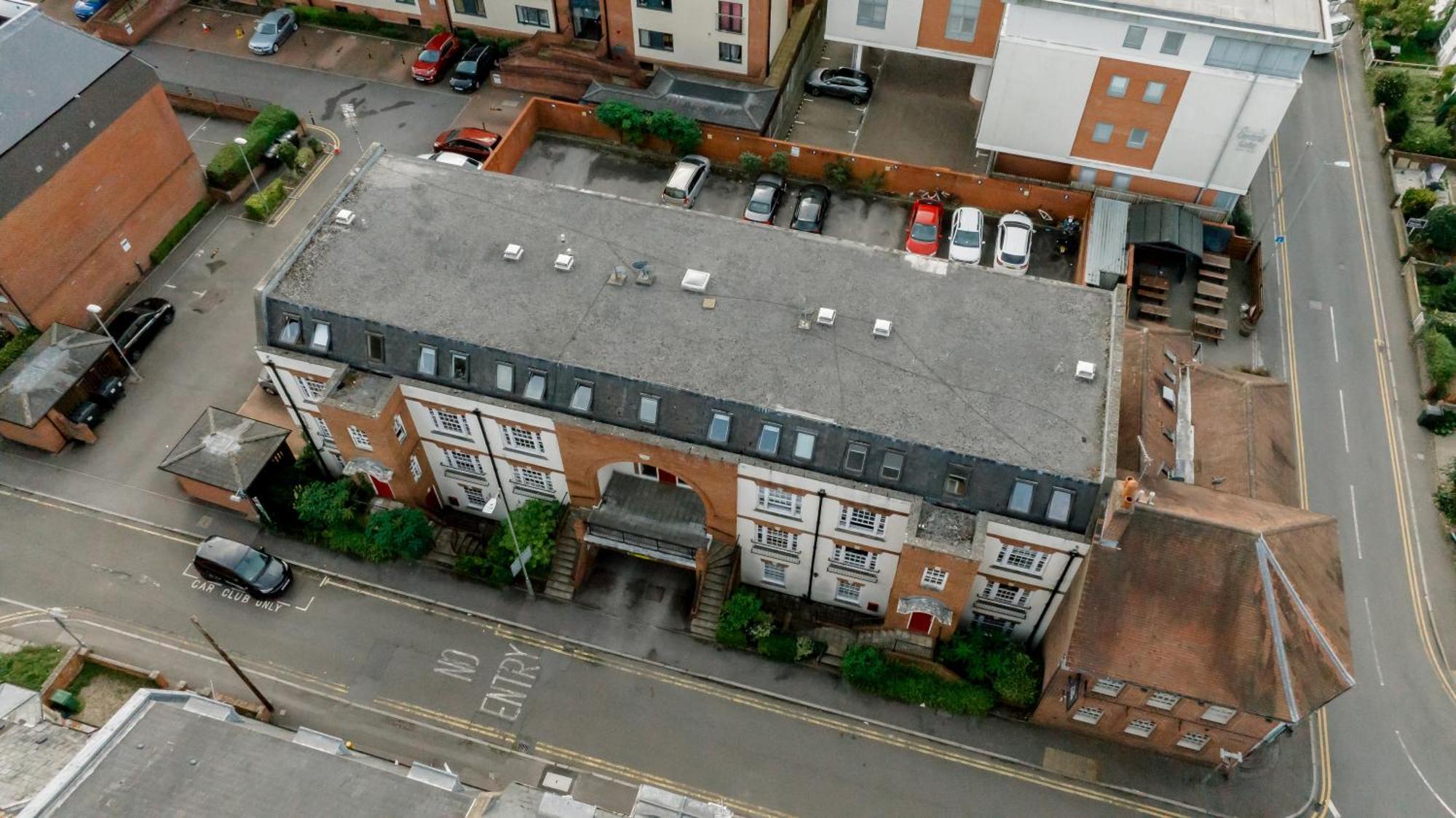 Starhost Residences - Central 3 Bed Apartment At Regents Court, Newbury エクステリア 写真