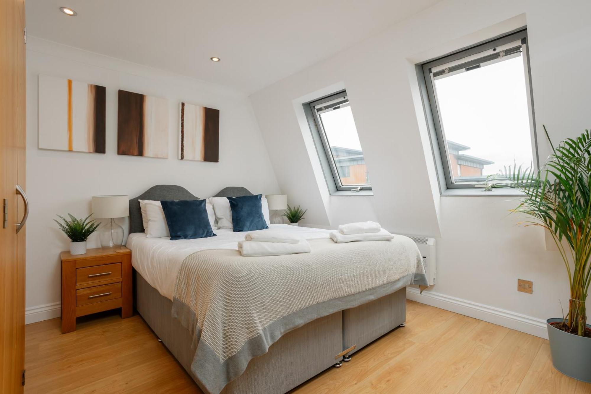 Starhost Residences - Central 3 Bed Apartment At Regents Court, Newbury エクステリア 写真