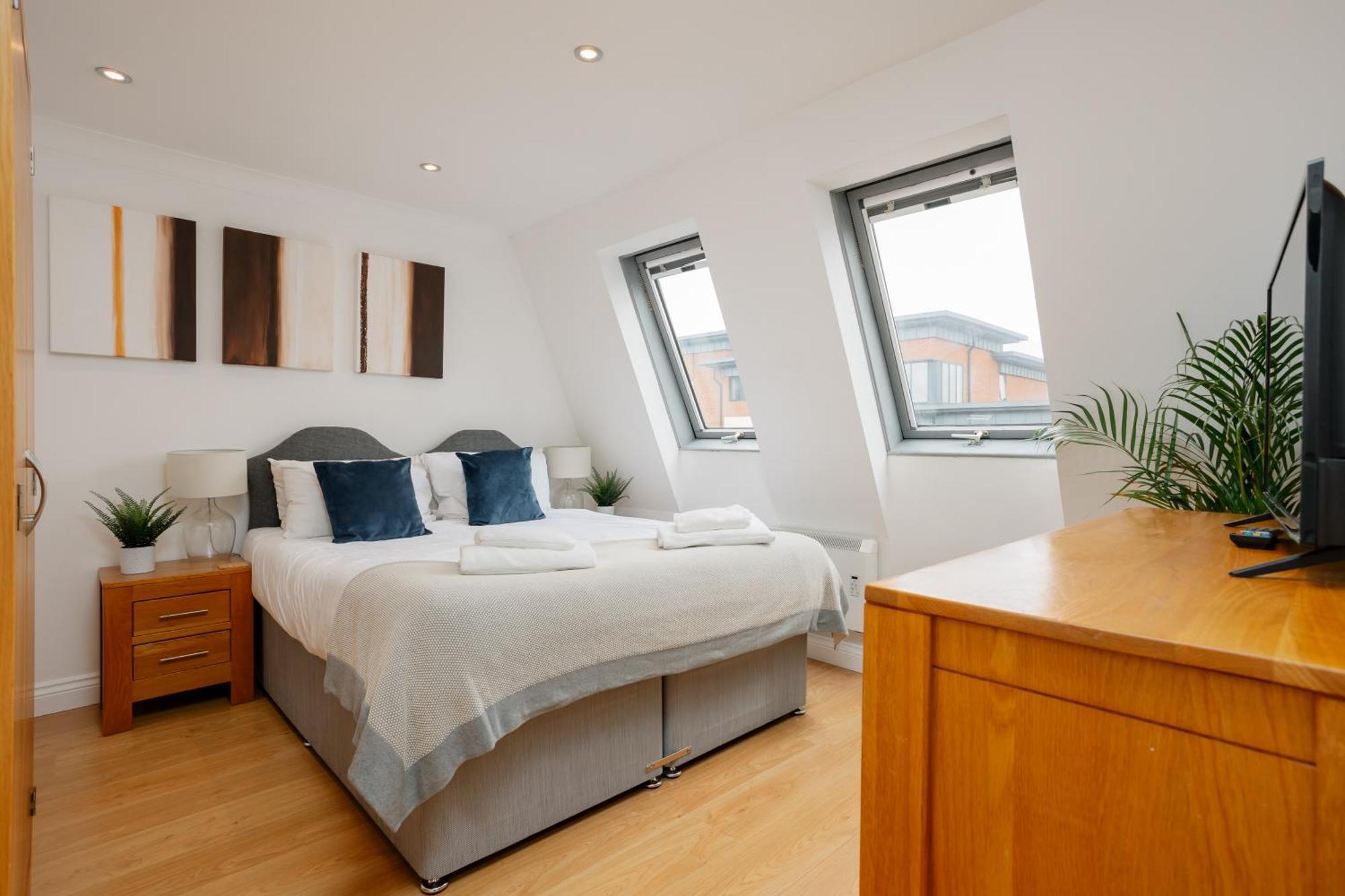 Starhost Residences - Central 3 Bed Apartment At Regents Court, Newbury ニューベリー エクステリア 写真