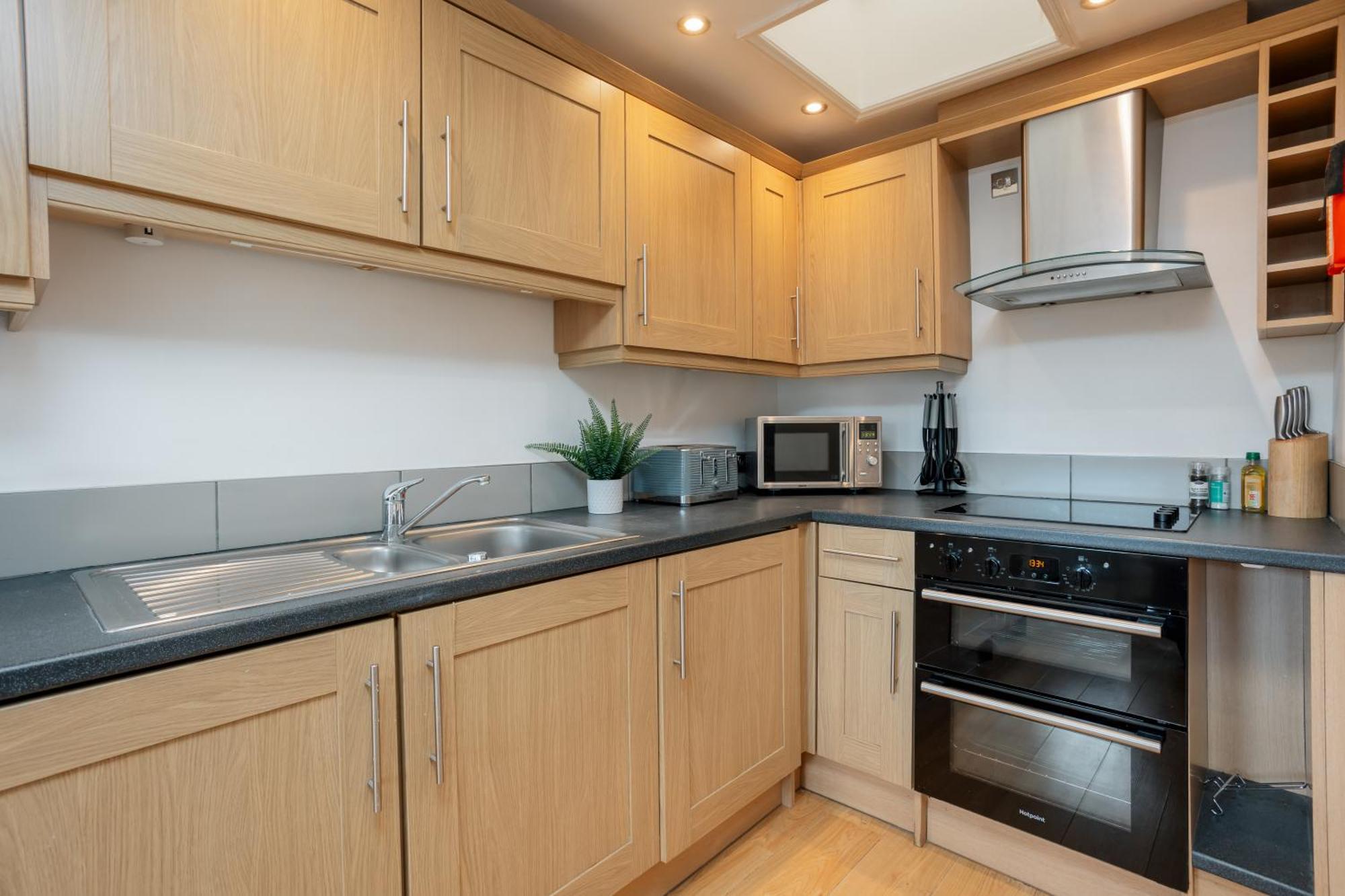 Starhost Residences - Central 3 Bed Apartment At Regents Court, Newbury エクステリア 写真