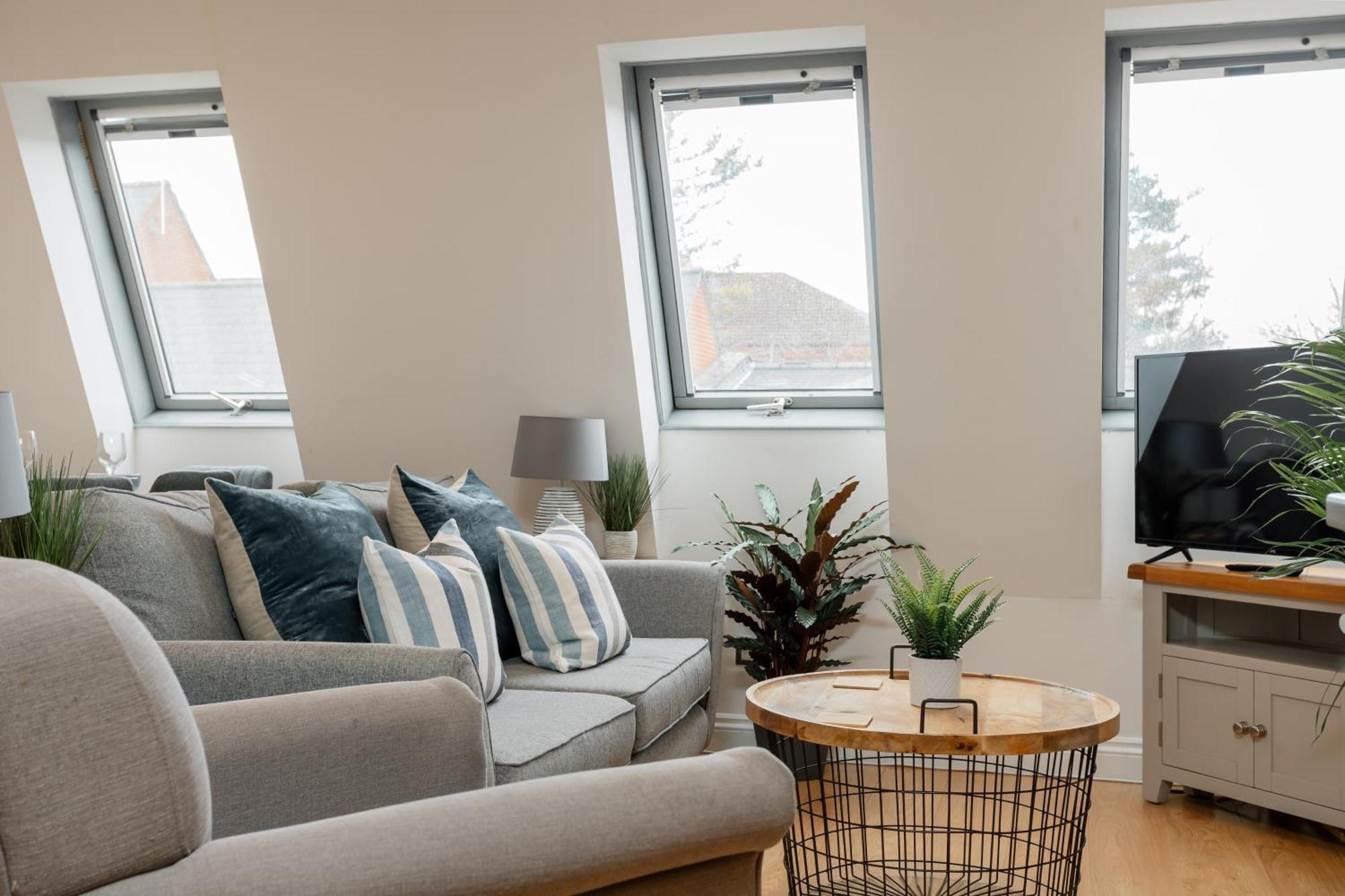 Starhost Residences - Central 3 Bed Apartment At Regents Court, Newbury エクステリア 写真