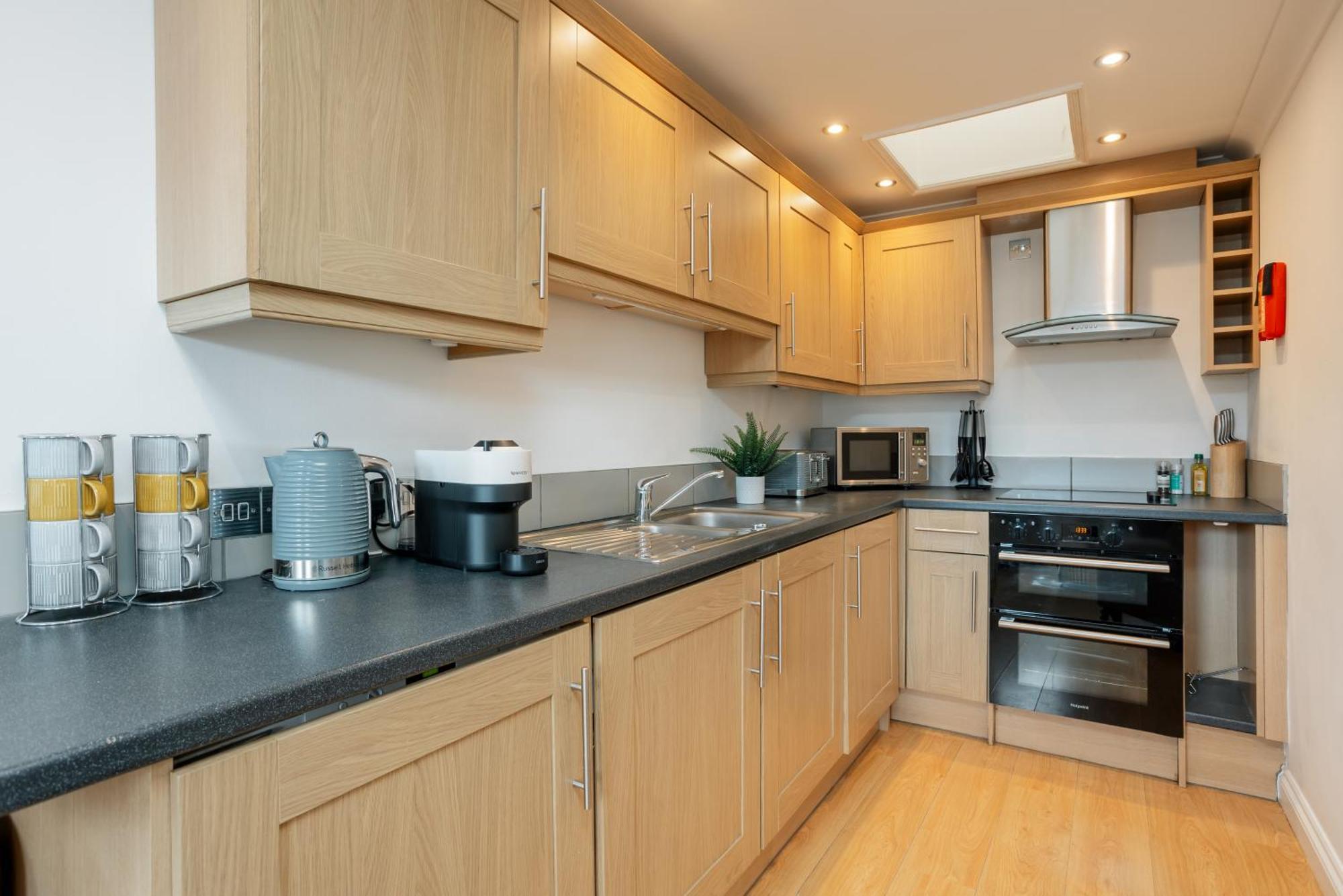 Starhost Residences - Central 3 Bed Apartment At Regents Court, Newbury エクステリア 写真