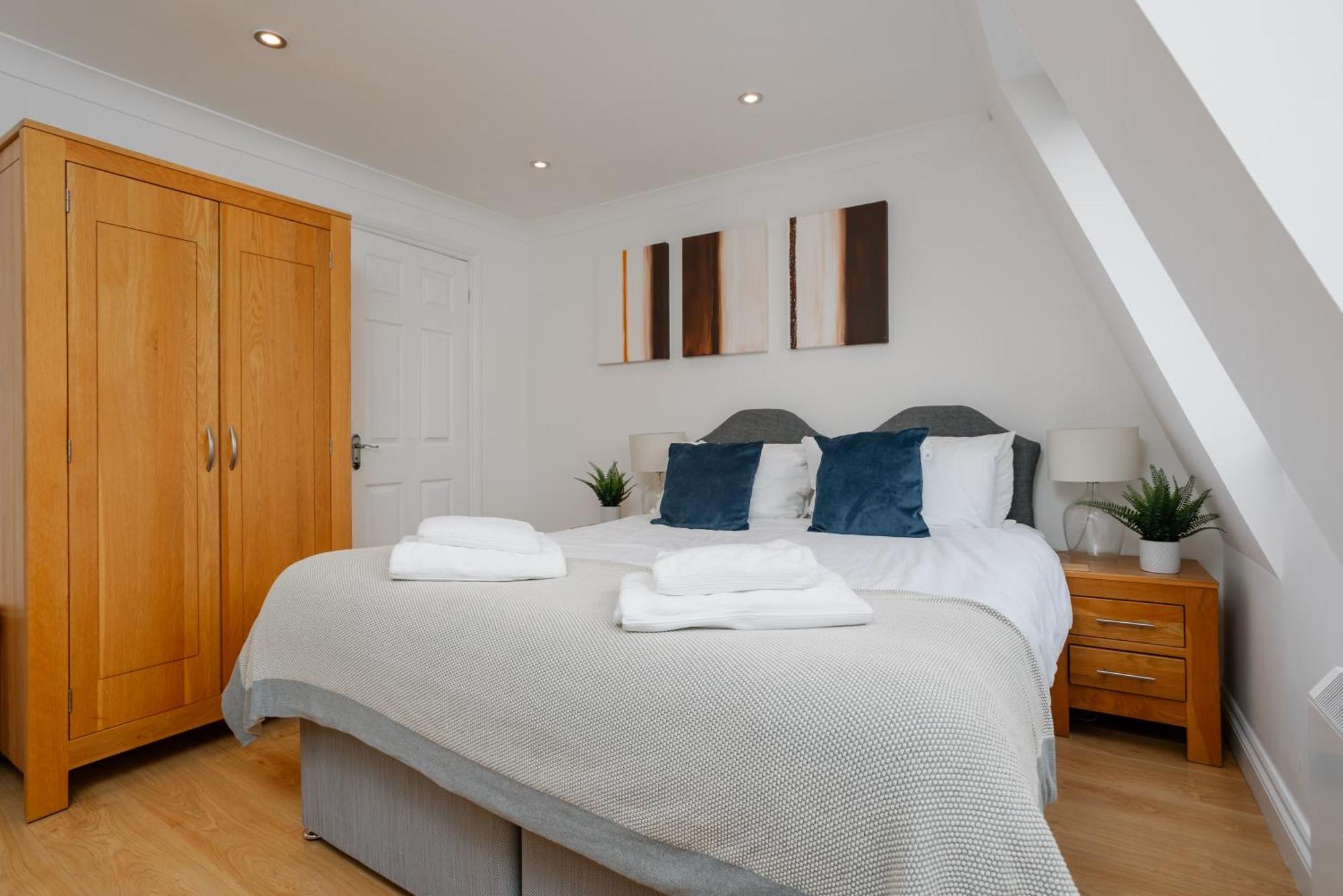 Starhost Residences - Central 3 Bed Apartment At Regents Court, Newbury エクステリア 写真