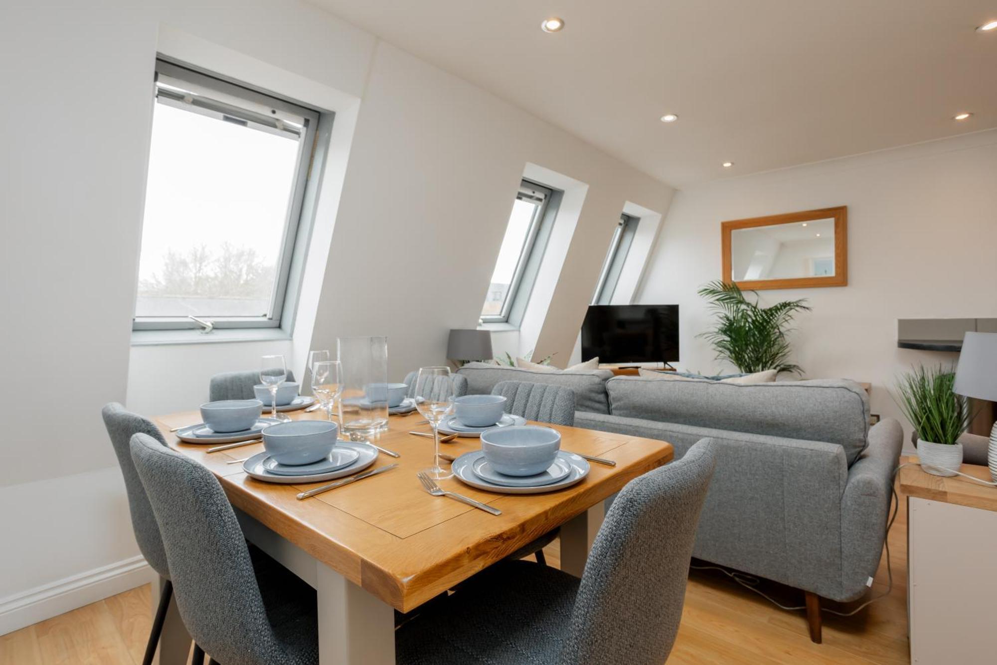 Starhost Residences - Central 3 Bed Apartment At Regents Court, Newbury エクステリア 写真