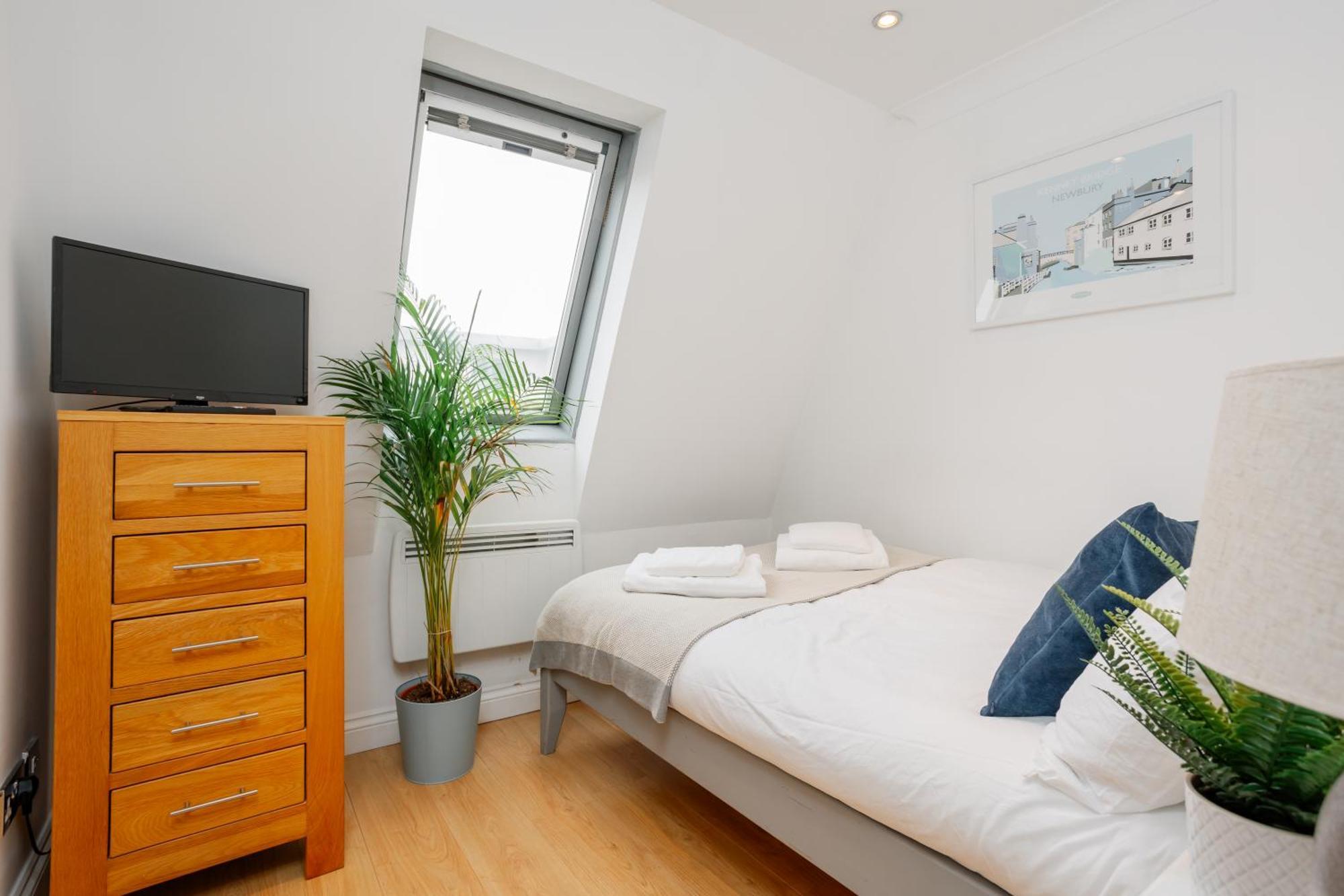 Starhost Residences - Central 3 Bed Apartment At Regents Court, Newbury エクステリア 写真
