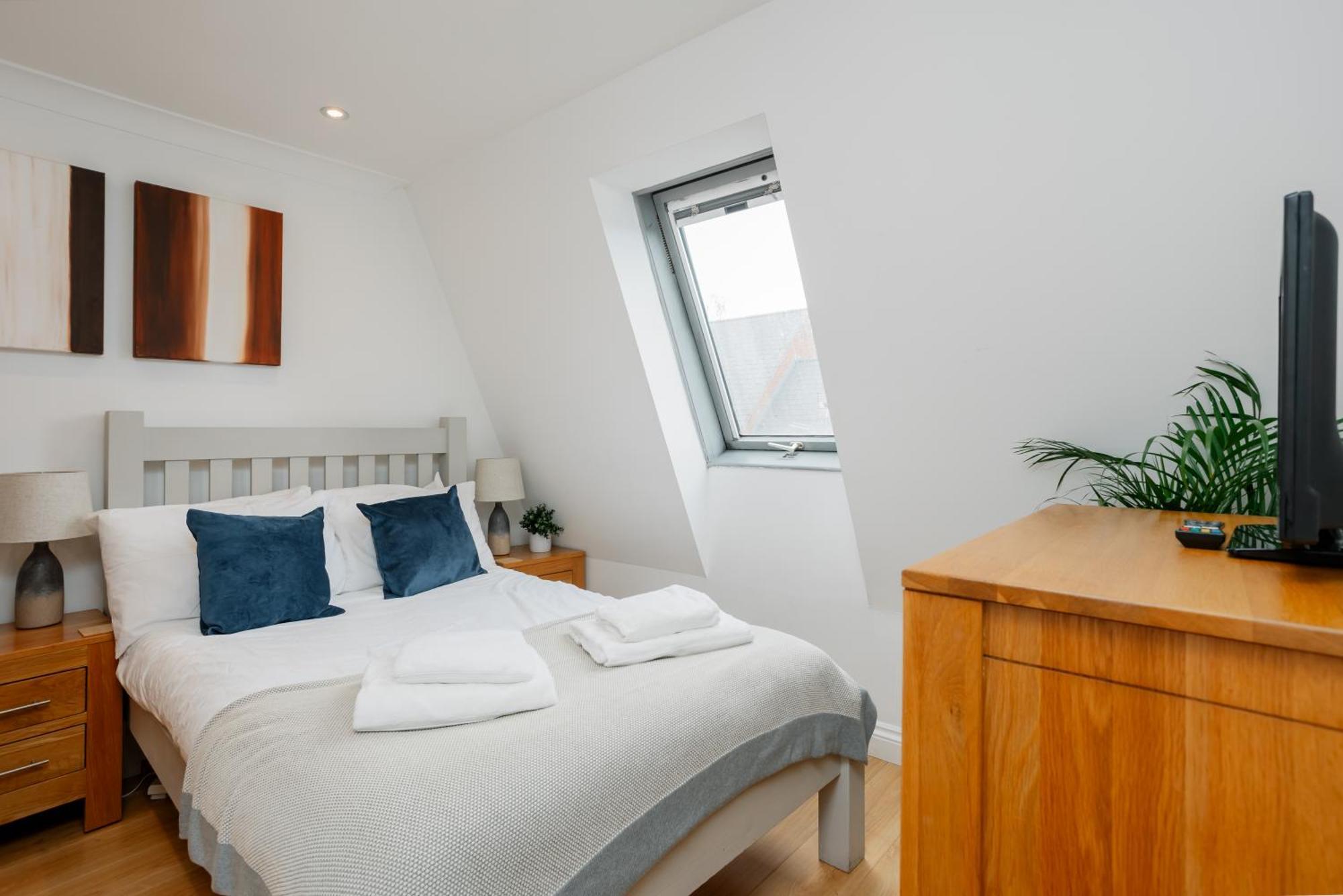 Starhost Residences - Central 3 Bed Apartment At Regents Court, Newbury ニューベリー エクステリア 写真