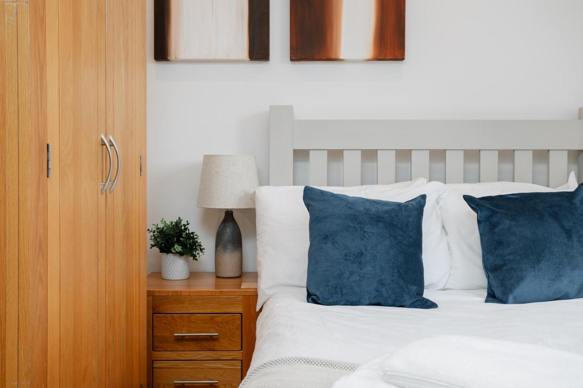 Starhost Residences - Central 3 Bed Apartment At Regents Court, Newbury ニューベリー エクステリア 写真
