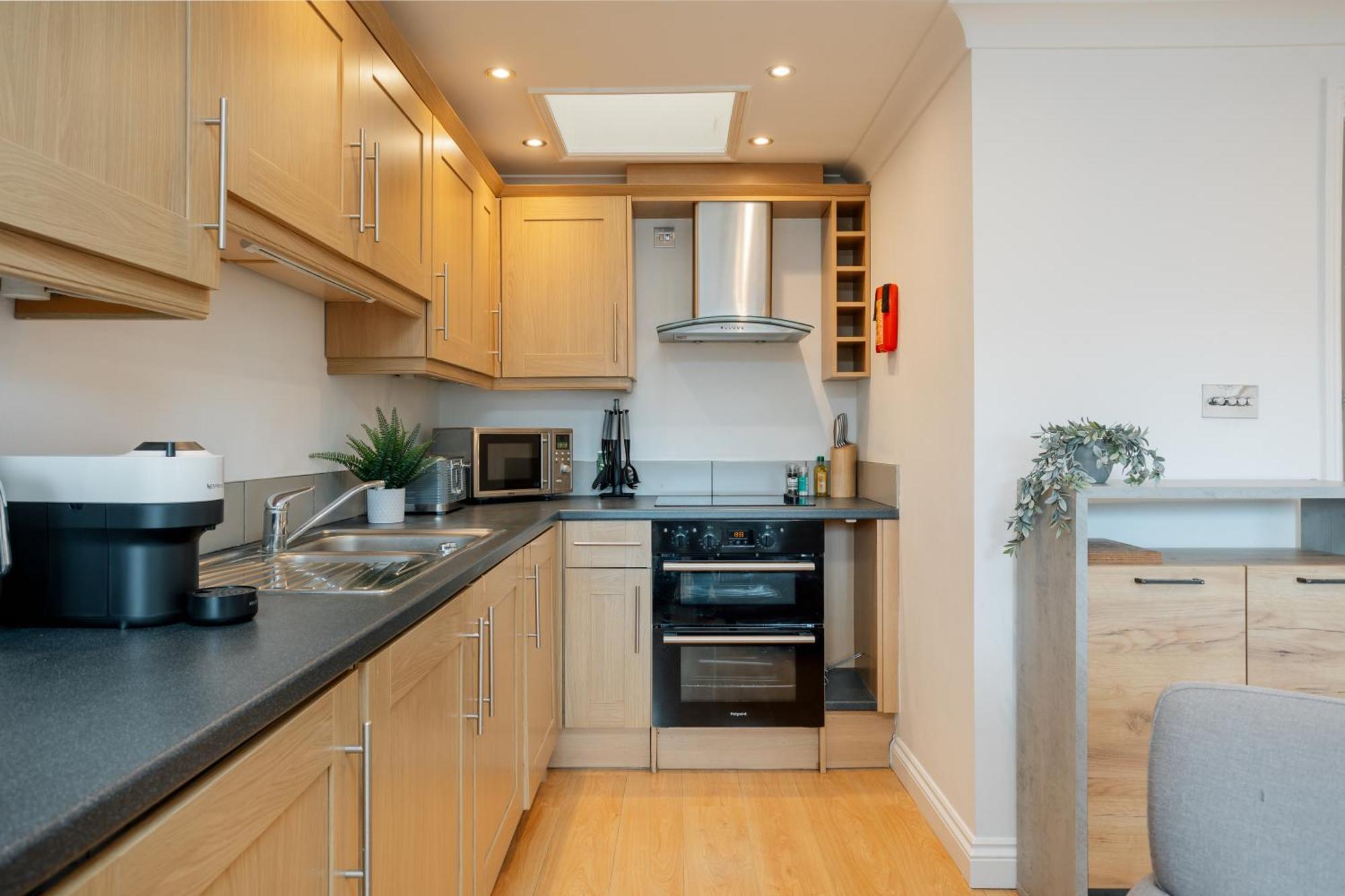 Starhost Residences - Central 3 Bed Apartment At Regents Court, Newbury エクステリア 写真