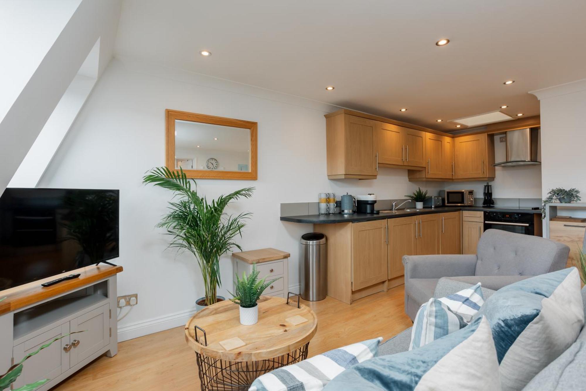 Starhost Residences - Central 3 Bed Apartment At Regents Court, Newbury エクステリア 写真
