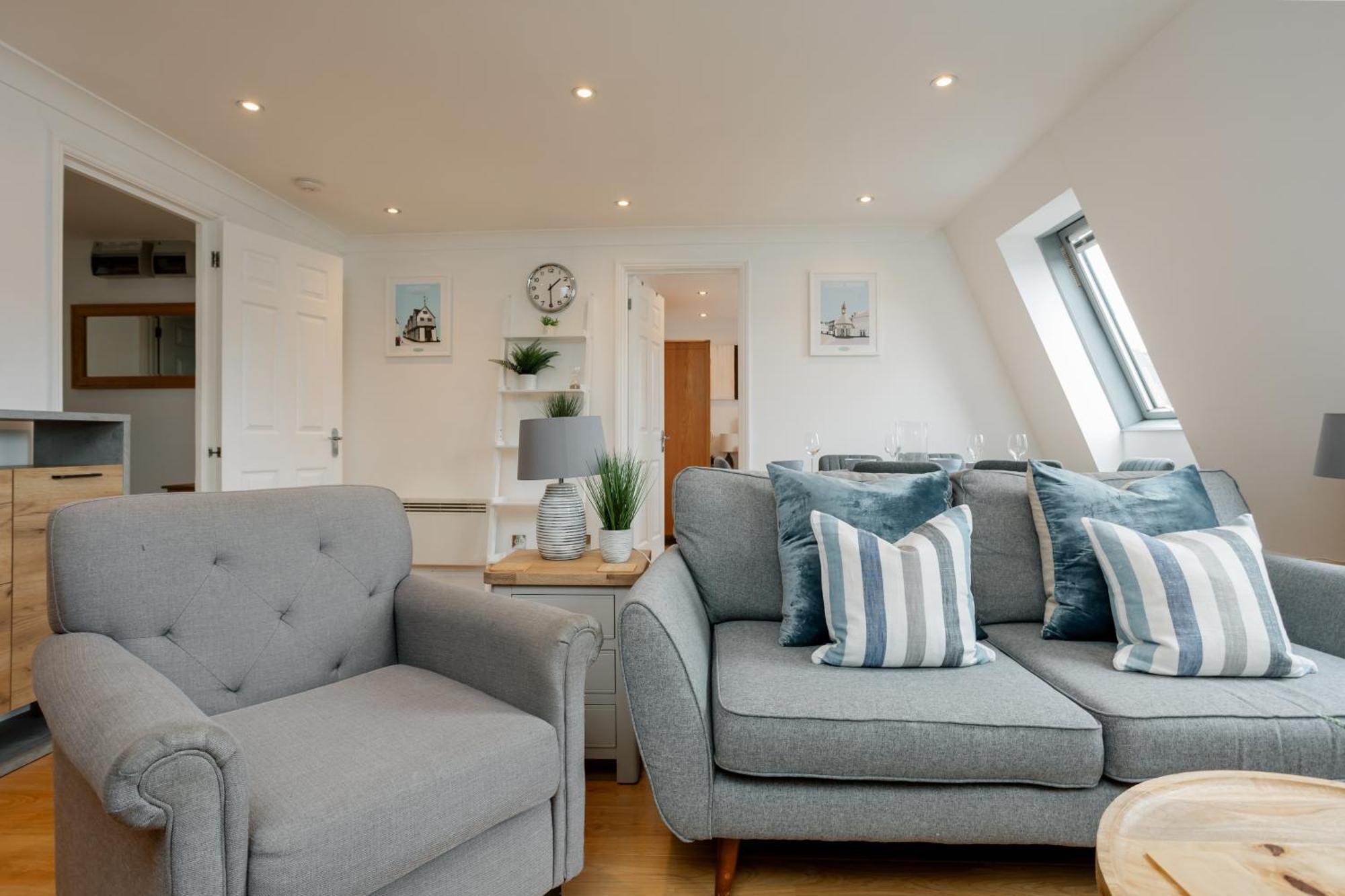 Starhost Residences - Central 3 Bed Apartment At Regents Court, Newbury ニューベリー エクステリア 写真