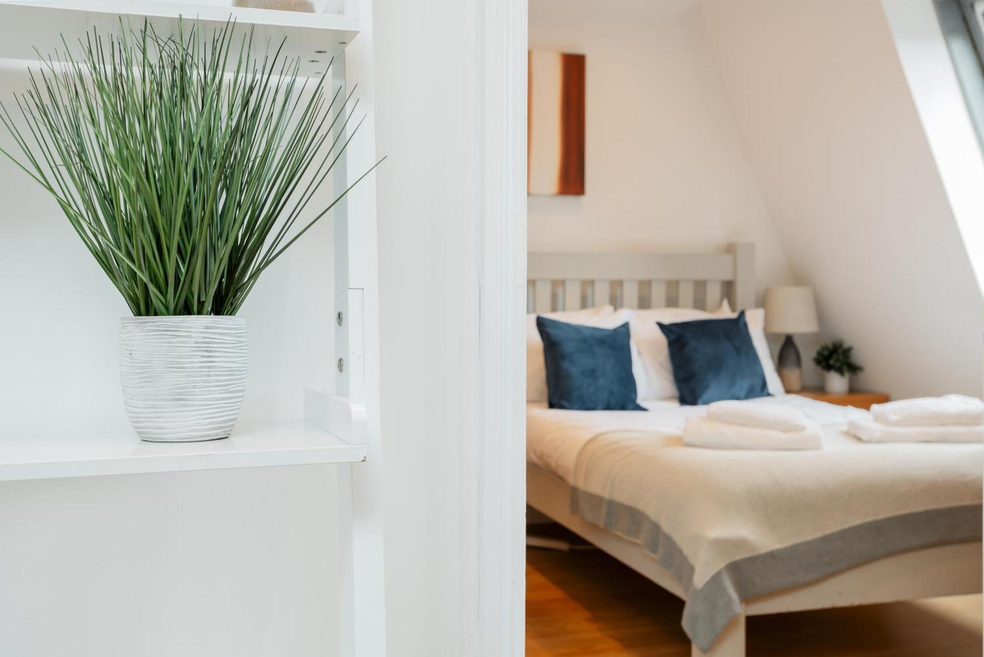 Starhost Residences - Central 3 Bed Apartment At Regents Court, Newbury ニューベリー エクステリア 写真