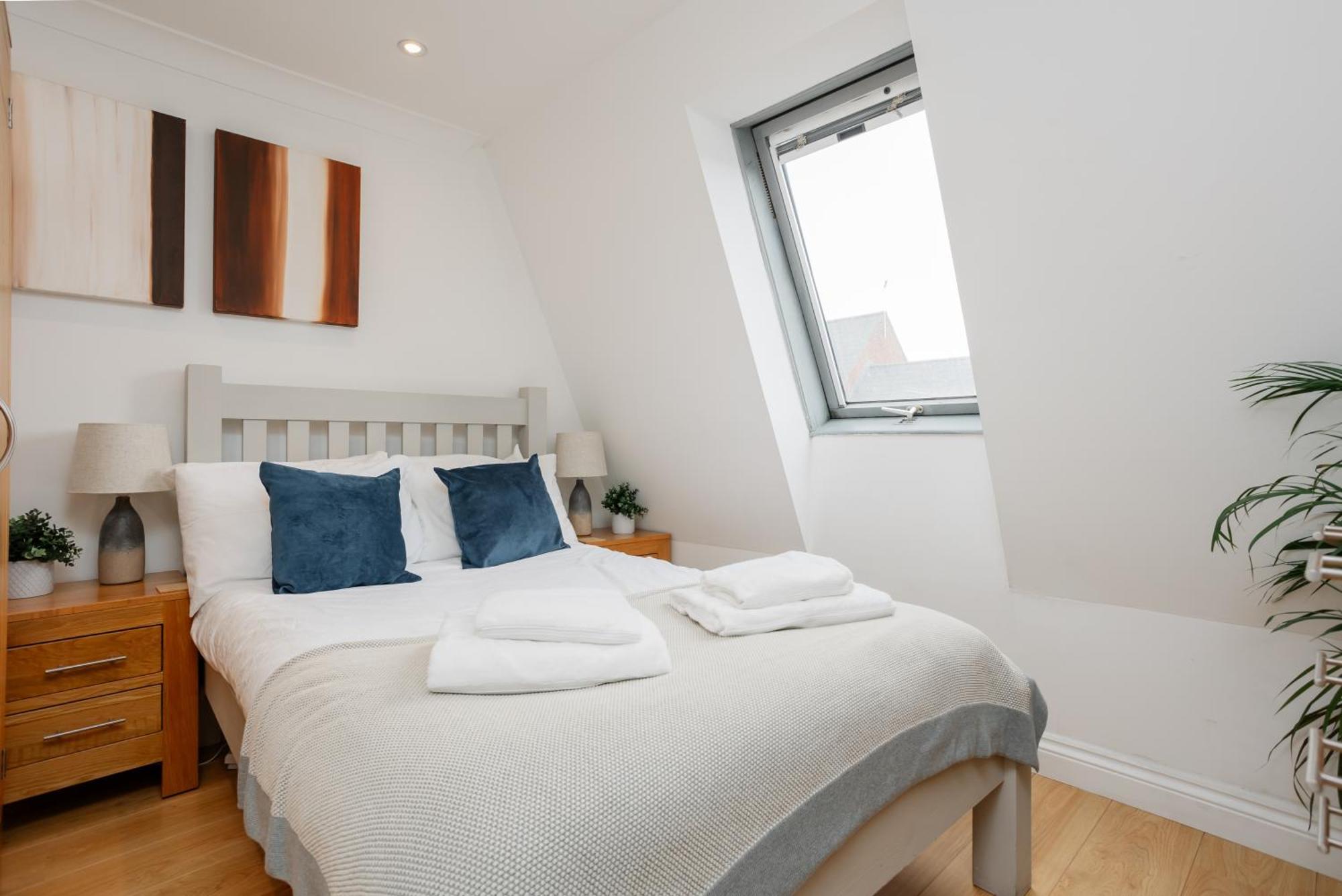 Starhost Residences - Central 3 Bed Apartment At Regents Court, Newbury ニューベリー エクステリア 写真