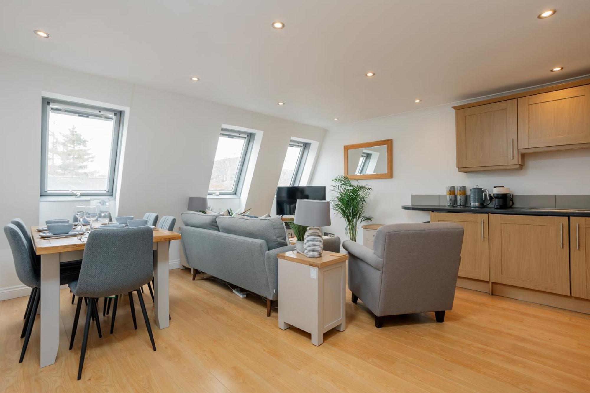 Starhost Residences - Central 3 Bed Apartment At Regents Court, Newbury エクステリア 写真