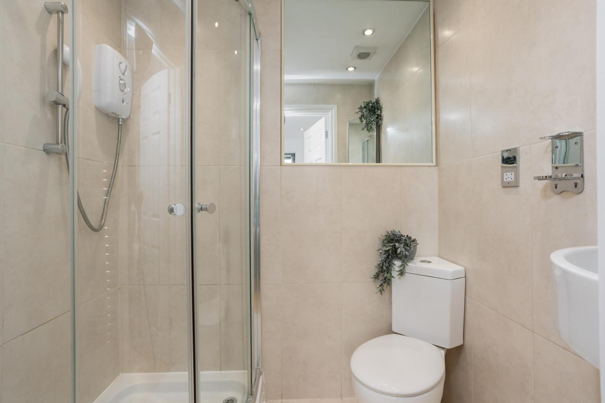 Starhost Residences - Central 3 Bed Apartment At Regents Court, Newbury エクステリア 写真