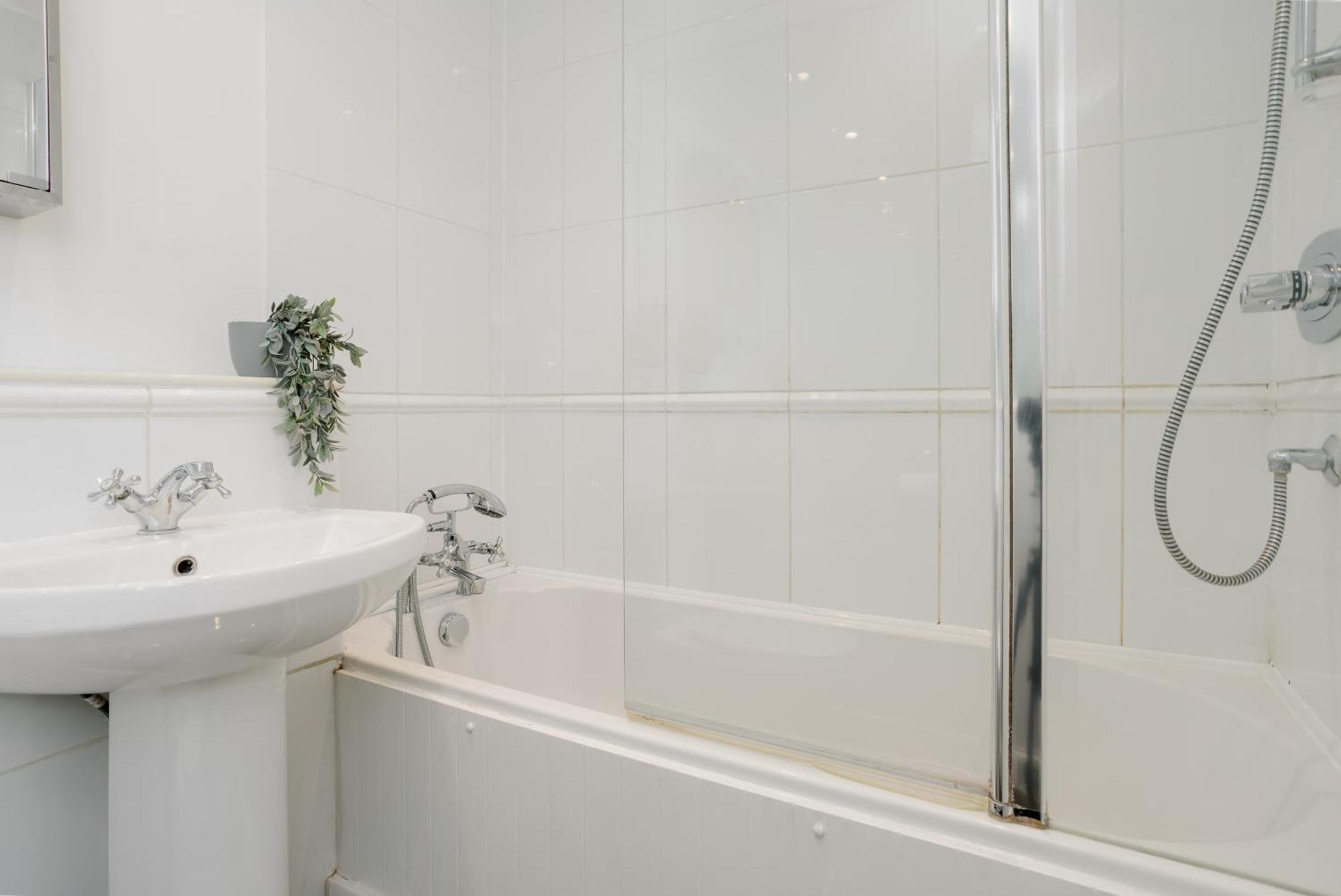 Starhost Residences - Central 3 Bed Apartment At Regents Court, Newbury ニューベリー エクステリア 写真