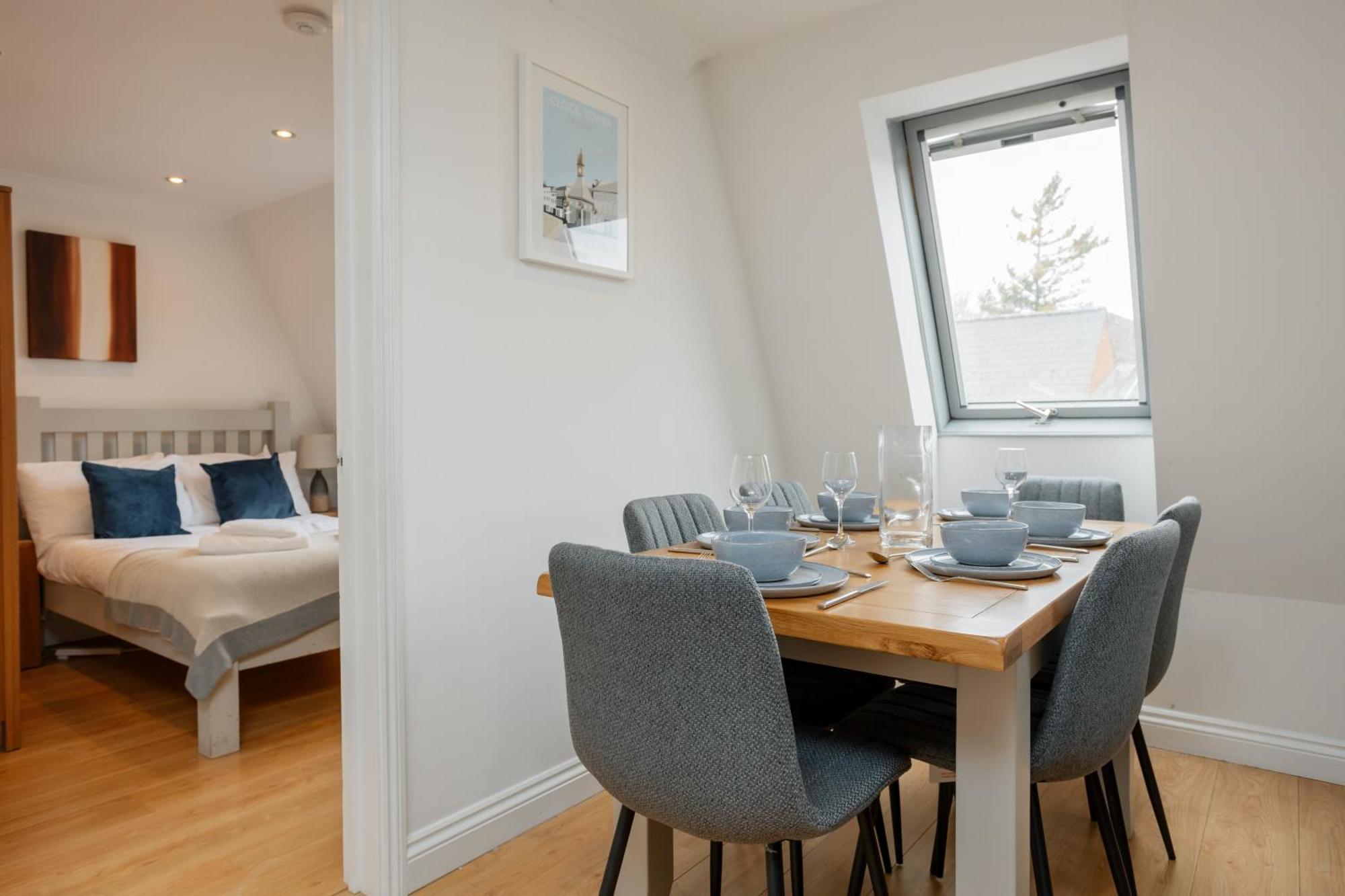 Starhost Residences - Central 3 Bed Apartment At Regents Court, Newbury エクステリア 写真