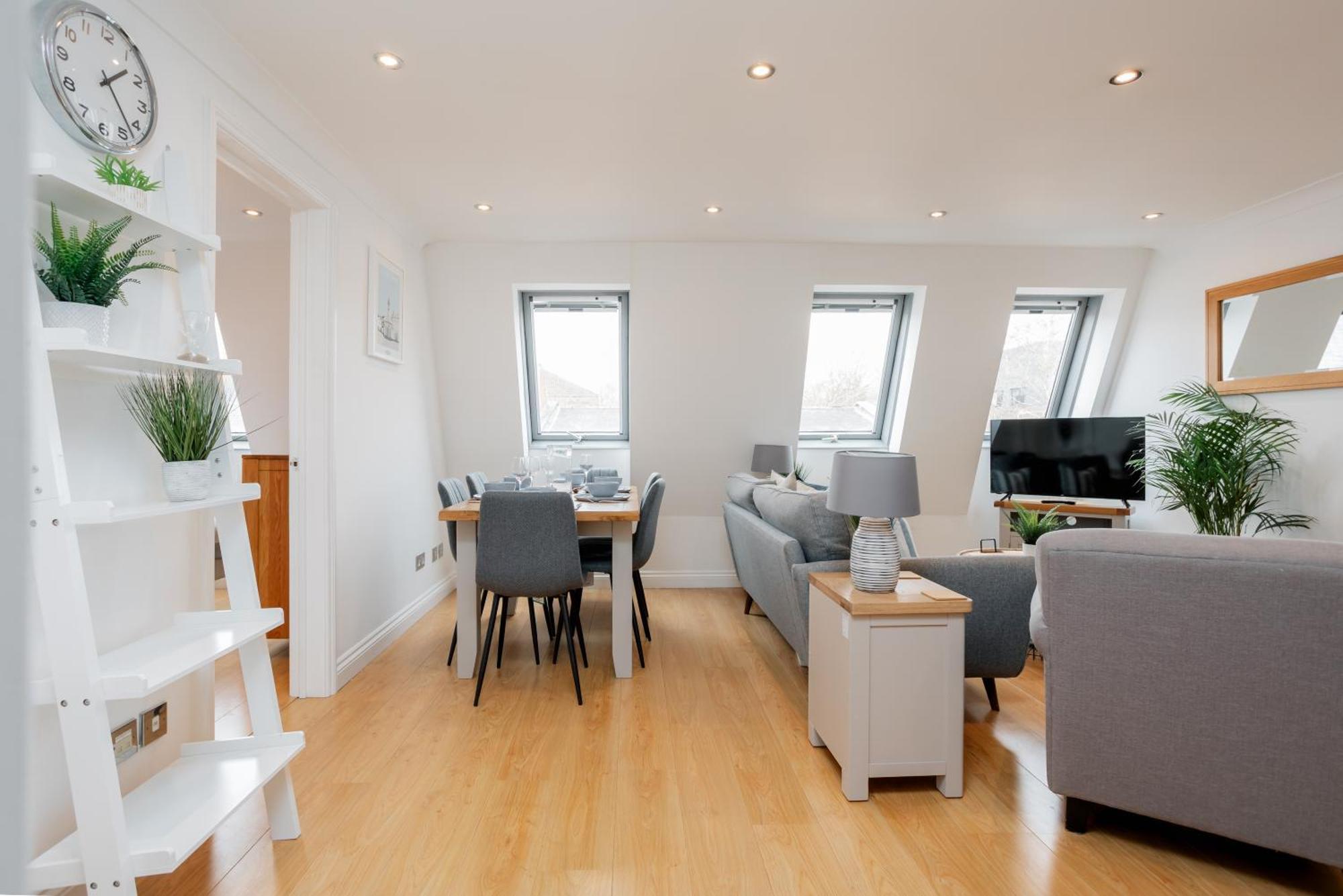 Starhost Residences - Central 3 Bed Apartment At Regents Court, Newbury ニューベリー エクステリア 写真