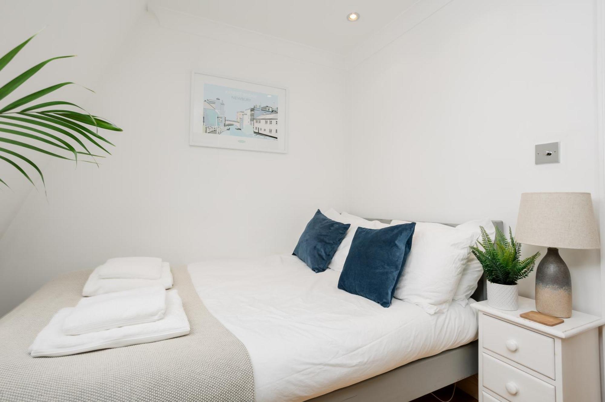 Starhost Residences - Central 3 Bed Apartment At Regents Court, Newbury ニューベリー エクステリア 写真