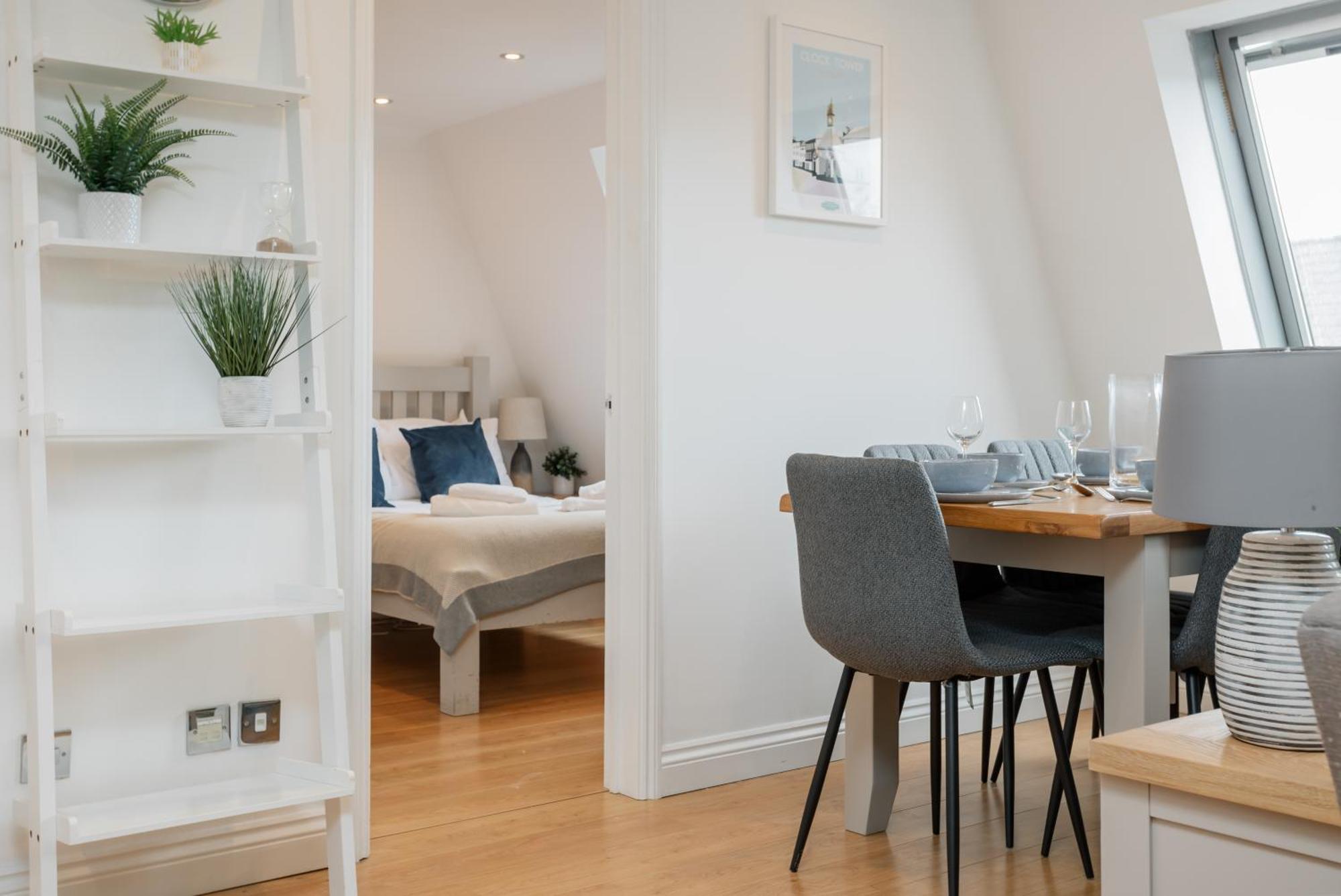 Starhost Residences - Central 3 Bed Apartment At Regents Court, Newbury ニューベリー エクステリア 写真